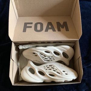 YEEZY FOAMRUNNER (W SZ 7.5) M SZ 6